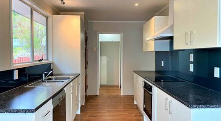 Bright & Sunny 3 Bedroom House in Titirangi - Photo 2