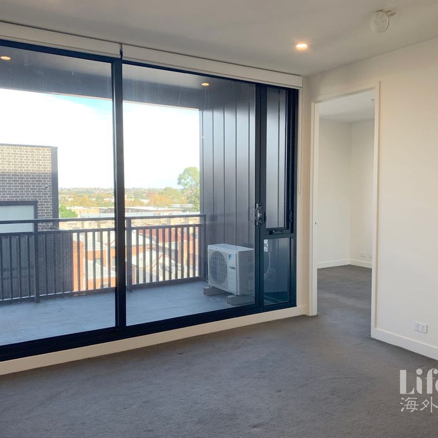 Charming One-Bedroom Apartment Near Auburn Train Station - Photo 1