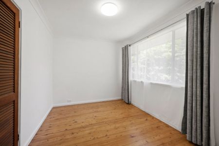 Family Home Minutes to Terrigal and North Avoca Beaches Garden Maintenance included in Lease ! - Photo 5