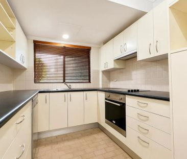 Well Appointed Townhouse - Photo 4