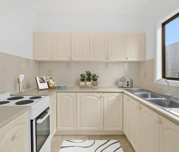 Great sought after location, large block and natural Sunlight fille... - Photo 4