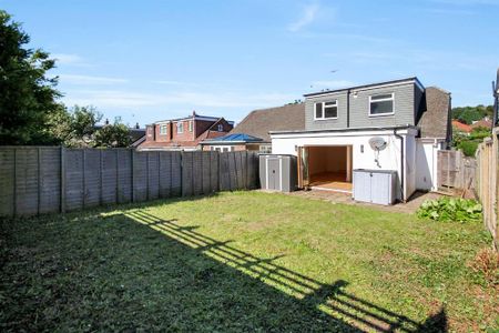 4 bedroom semi-detached bungalow to rent - Photo 4