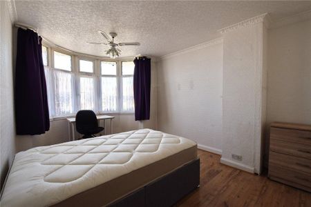 4 bedroom semi-detached house to rent - Photo 2
