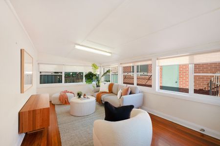Modern comfort with period features in a sought after Hamilton South location - Photo 5