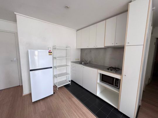 Fully furnished 2 bedrooms 1 bathroom apartment in Melbourne CBD - Photo 1