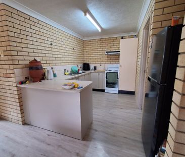 Charming Townhouse in Heart of Redcliffe - Photo 3