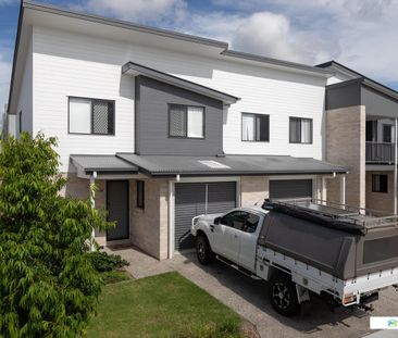 Luxury 3 bed townhouse, convenient to everything - Photo 1