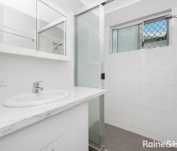 Central 3 bedroom home - Photo 4