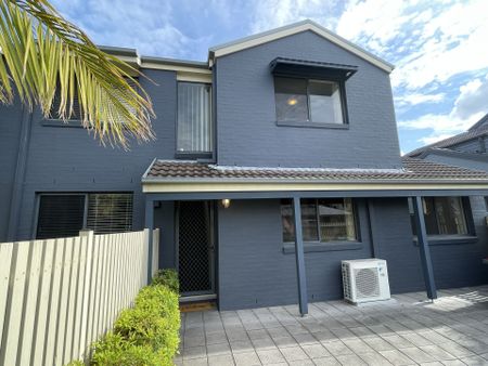 Contemporary style spacious three bedroom townhouse - Photo 3