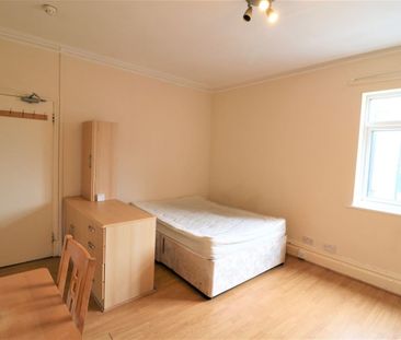 Studio Flat, Hanworth Road, TW3 - Photo 1