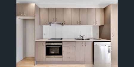 Classic 2Br Townhouse in Maribyrnong! - Photo 3