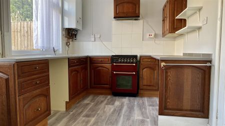To Let - Photo 2