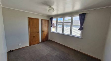 Three bedroom home with a big yard - lawns included! - Photo 2