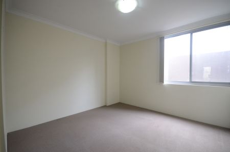 Stunning 2-Bedroom Apartment - Photo 2