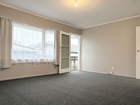 Newly Renovated 2 bedroom end unit - Photo 3