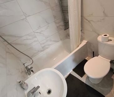 Studio Flat, Links Road, NW2 - Photo 5