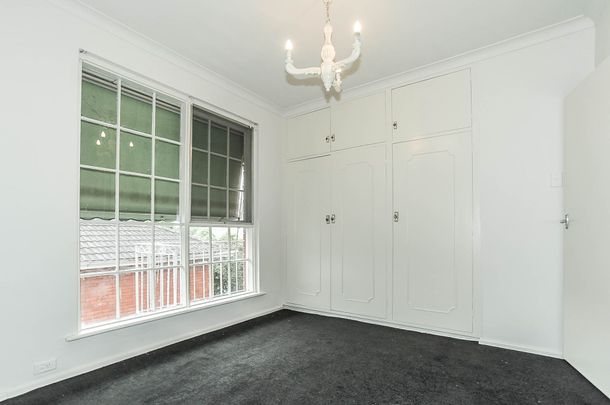 Spacious & Light-Filled 3-Bedroom Unit in Quiet Surrey Hills Location - Photo 1