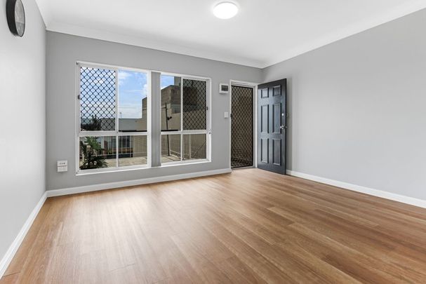 Coastal Convenience - Quiet Top-Floor Living - Photo 1