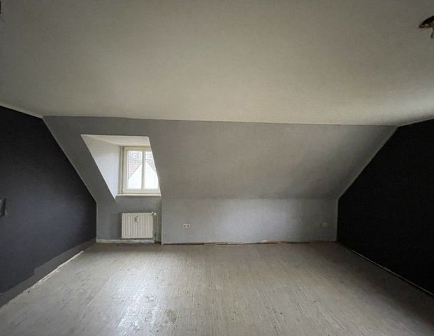 Wo das Leben so spielt - günstige 3-Zi.-Dachgeschosswohnung (WBS) - Photo 1