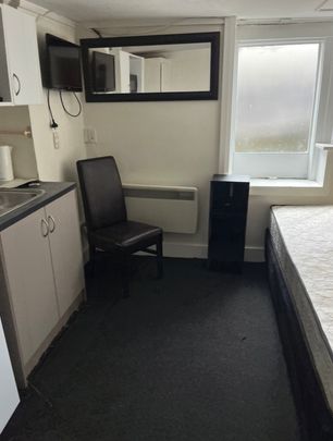 Fully furnished room available in Duncan Street - Photo 1