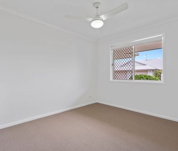 REFRESHED LOW-SET VILLA IN STUNNING MANLY CREST ESTATE - Photo 3