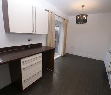 3 bedroom end of terrace house to rent - Photo 4