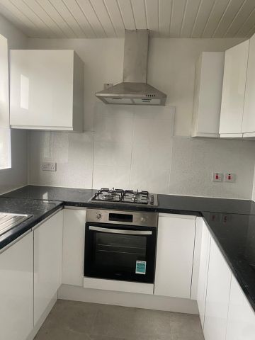 4 Bed Semi-Detached House, Maple Avenue, HA2 - Photo 3