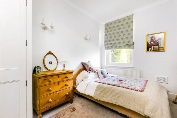 3 bedroom flat in Mortlake High Street - Photo 1