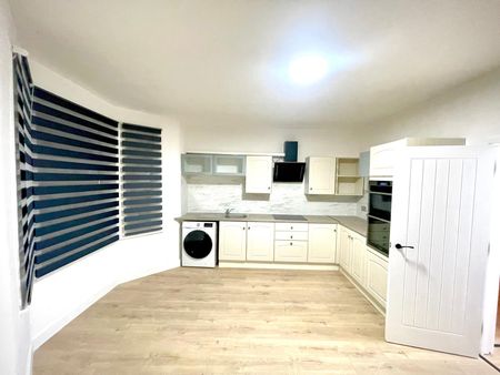 Two bedroom First Floor Flat on main green street- £1950 - Photo 2