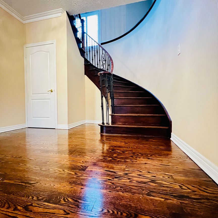 For Lease - 2 Adam Ernst Court, Vaughan, Ontario - Photo 1