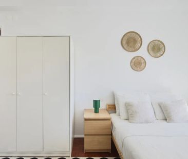Room in a shared 4-bedroom apartment for rent in Lisbon. - Foto 2