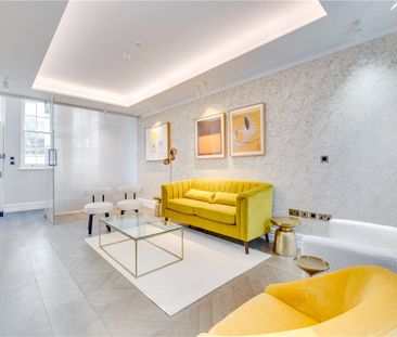 A comprehensively refurbished three storey mews house of just over ... - Photo 2