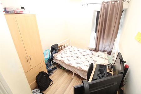 House - Terraced For Rent Queen Street, Pontypridd - Photo 2