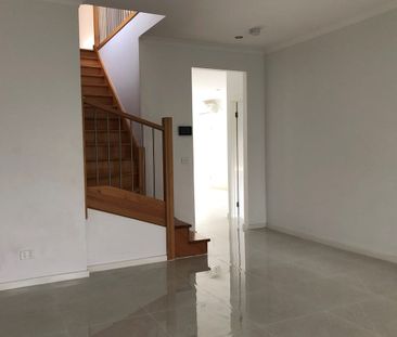 Spacious in great location - Photo 5