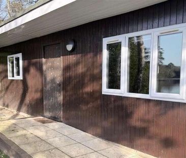 Bedroom Chalet Bungalow Park Home In Wokingham, RG40 - Photo 6