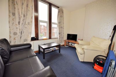 2 bedroom Flat in Cardigan Road, Leeds - Photo 1