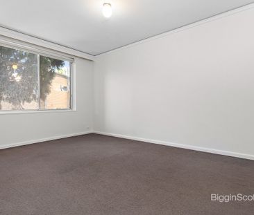 SPACIOUS 2 BEDROOM APARTMENT - Photo 1