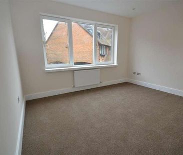 Consort Way, Horley, RH6 - Photo 2