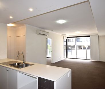 STYLISH EXECUTIVE CBD APARTMENT - Photo 2