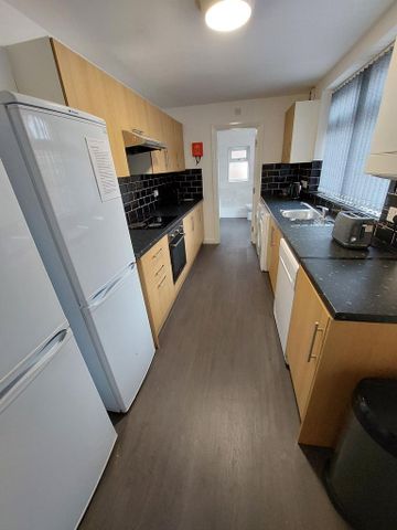1 bedroom in a house share to rent - Photo 5