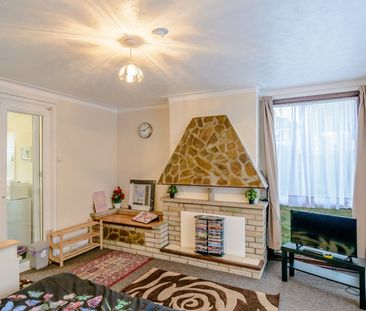 Studio Flat, Central Park Road, E6 - Photo 1