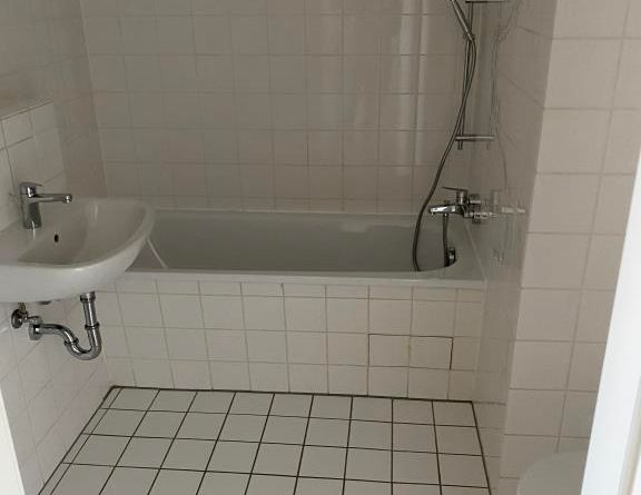 Einziehen und wohlfühlen: 1 Zimmer, Balkon, Aufzug - Foto 1