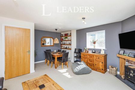 1 bedroom in a house share to rent - Photo 2