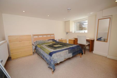 6 bedroom detached house to rent - Photo 4