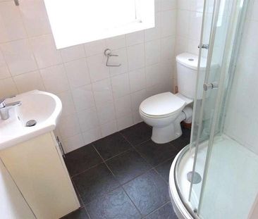 Clark Way, Heston, Hounslow, TW5 - Photo 2