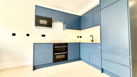 2 bedroom Flat in Station Road, Reading - Photo 5