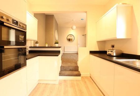 1 bedroom in a flat share to rent - Photo 2