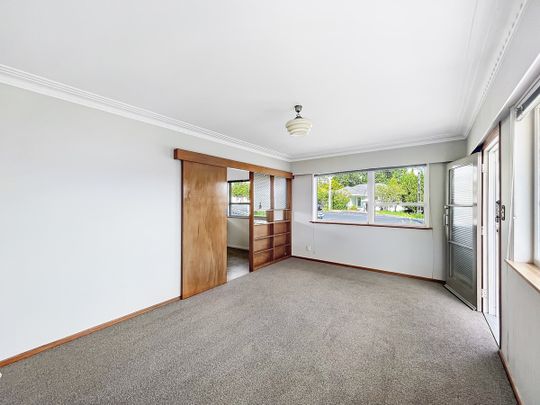 Convenient 2-Bedroom Front Unit in New Windsor - Photo 1