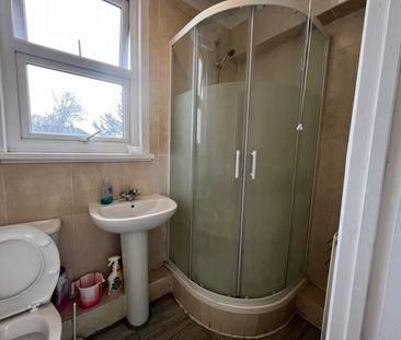 Room in a Shared House, Newquay Road, SE6 - Photo 5