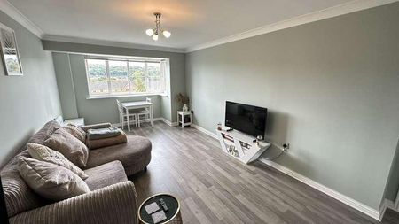 Peatey Court, Princes Gate, High Wycombe, HP13 - Photo 2